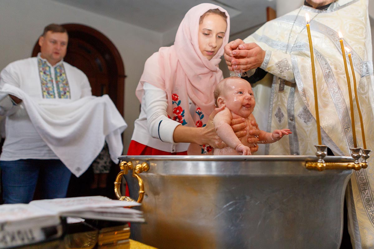 Можно ли крестить ребенка на пасху. Крещение детей в церкви. Съемка крестин. Фотосессия крещения ребенка. Съемка крещение ребенка.