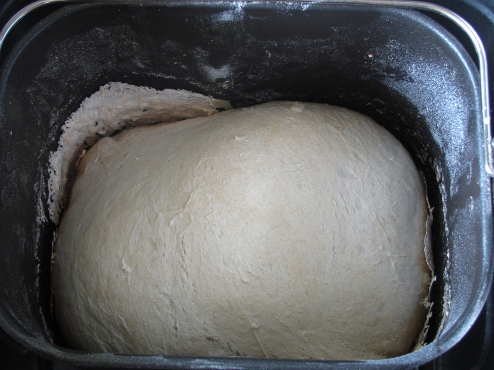 Хлебопечка делать тесто. Тесто в хлебопечке. Тесто на хлеб дрожжевое. Непропеченный хлеб в хлебопечке. Хлеб не поднимается в хлебопечке.