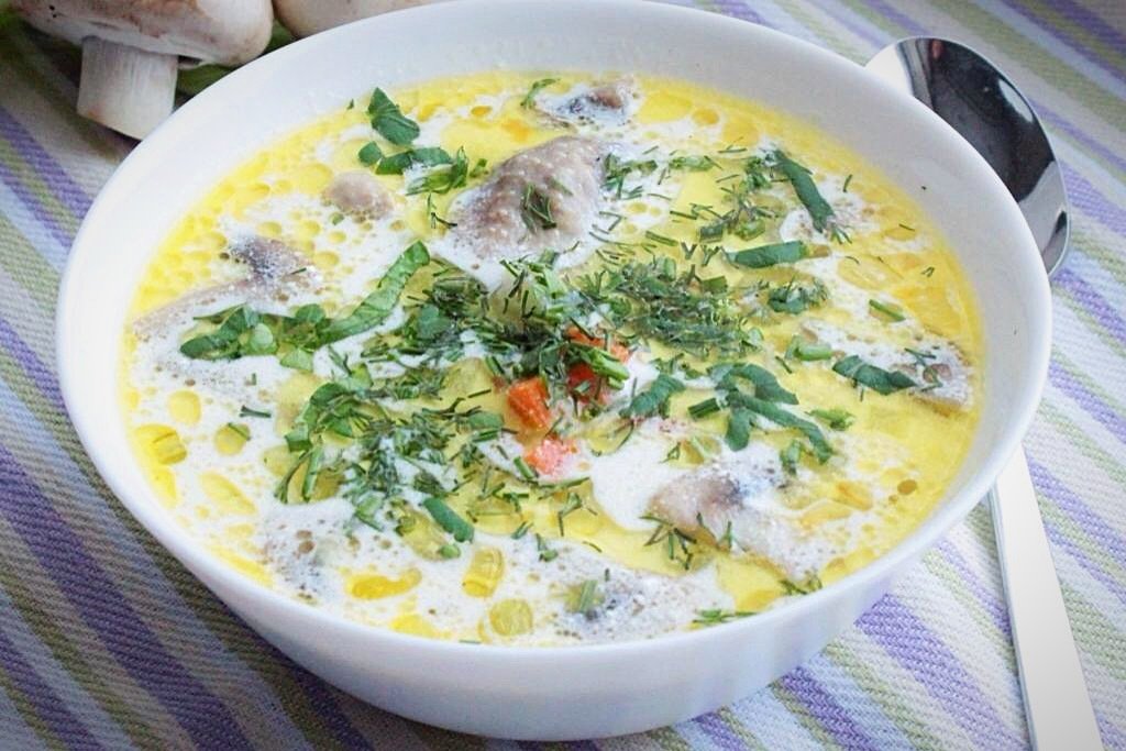 2017 году приготовили сырный суп. Суп с копченой курицей. Сырный суп с копченой курицей. Суп с куриной грудкой и плавленным сыром. Суп с копченой курицей и грибами.
