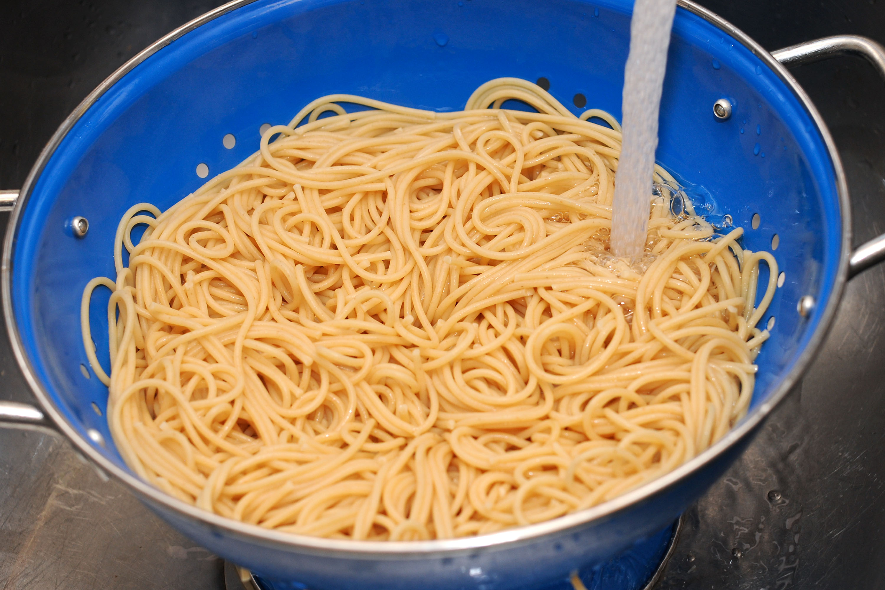 Промывать лапшу. Лапша спагетти. Дуршлаг для макарон. Дуршлаг для спагетти.