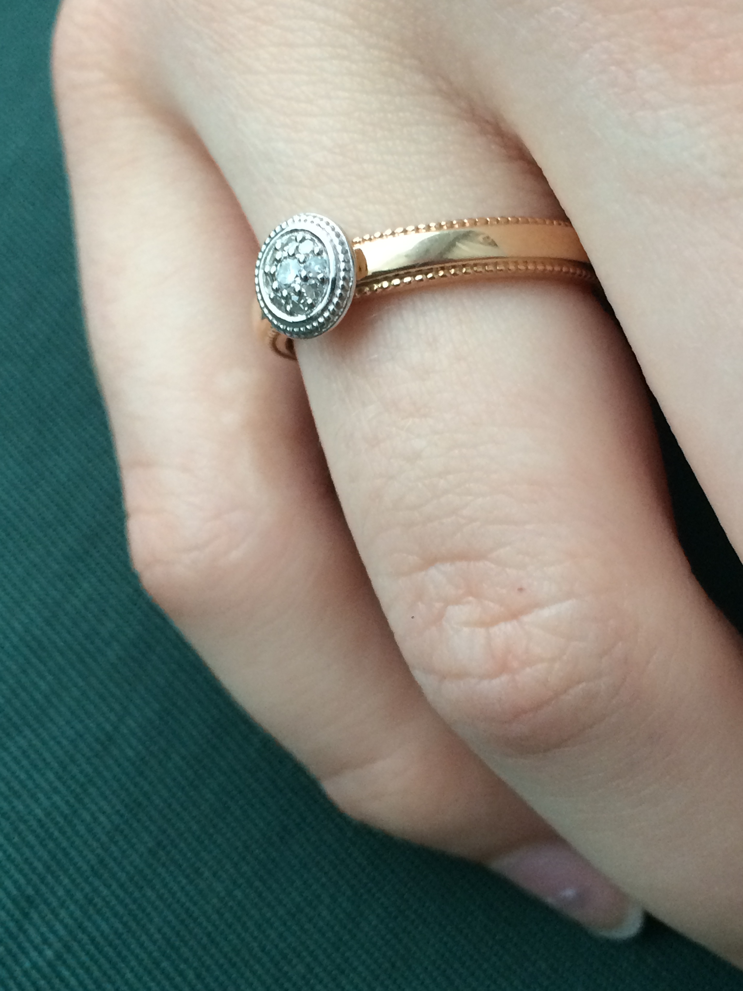 Черные полосы от золотого кольца. Золотое кольцо Пандора. Золотое кольцо с черными полосками. Кольцо золотое на руке. Стильное золотое кольцо женское.
