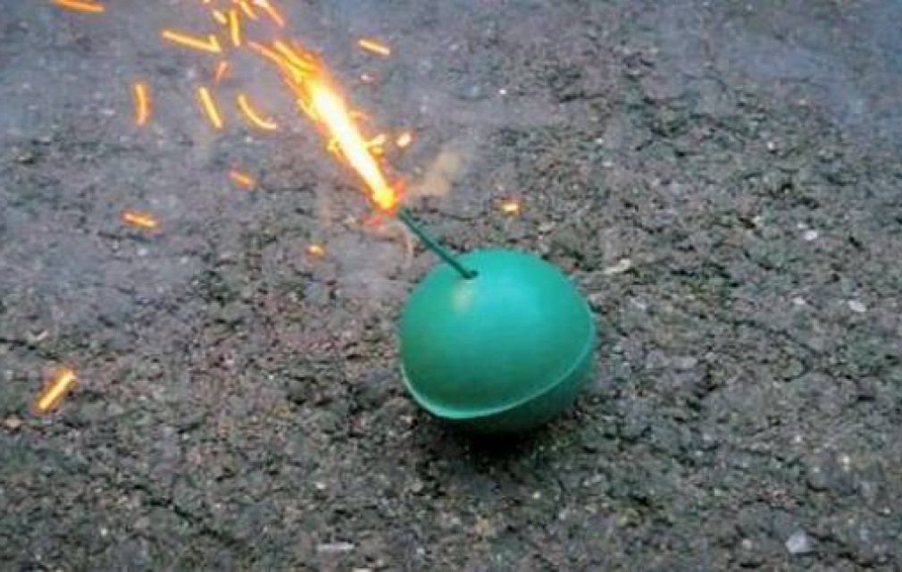 Бомбочкой кидал. Круглые петарды бомбочки. Зеленые бомбочки петарды. Бомба петарда.