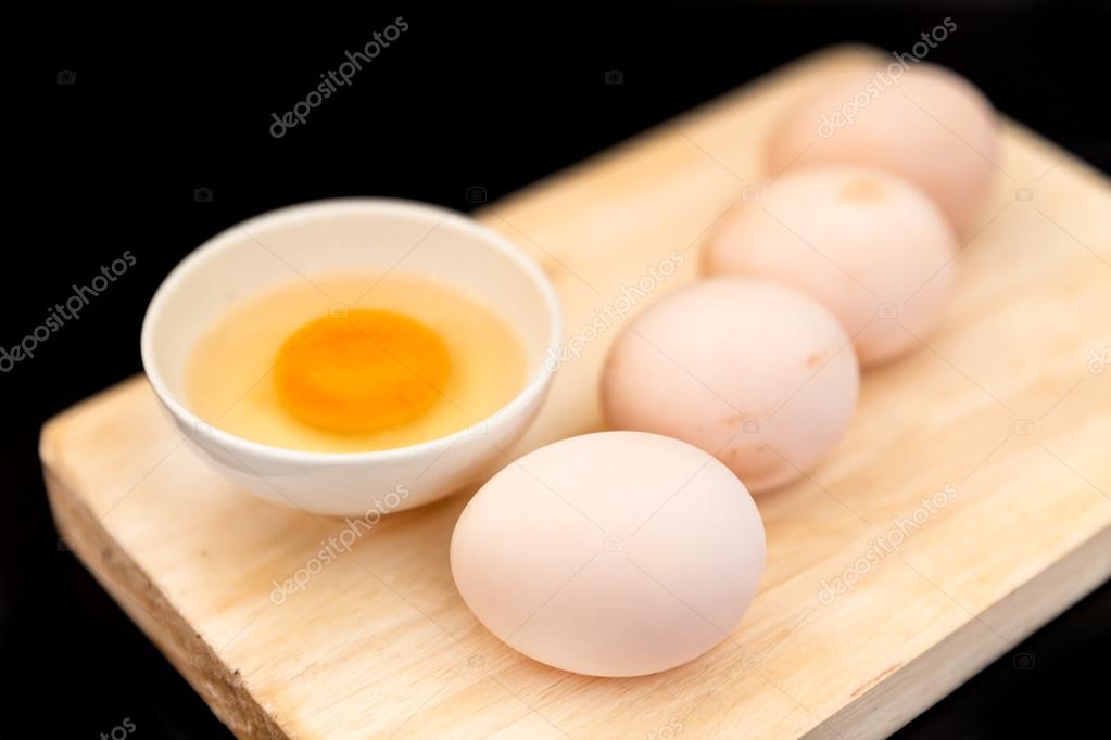 Почему пьют сырые яйца. Сырое яйцо. Сырые яйца полезны. Яичный белок на тарелке. Сырой яичный белок.
