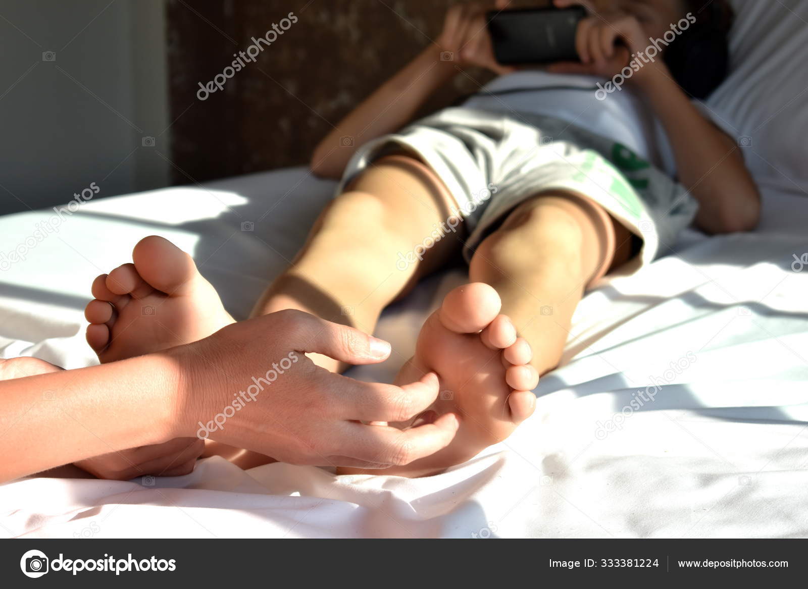 Foot feet boy tickle. Щекотать ребенка. Щекотка детей. Щекотка ног. Щекотка ног детей.