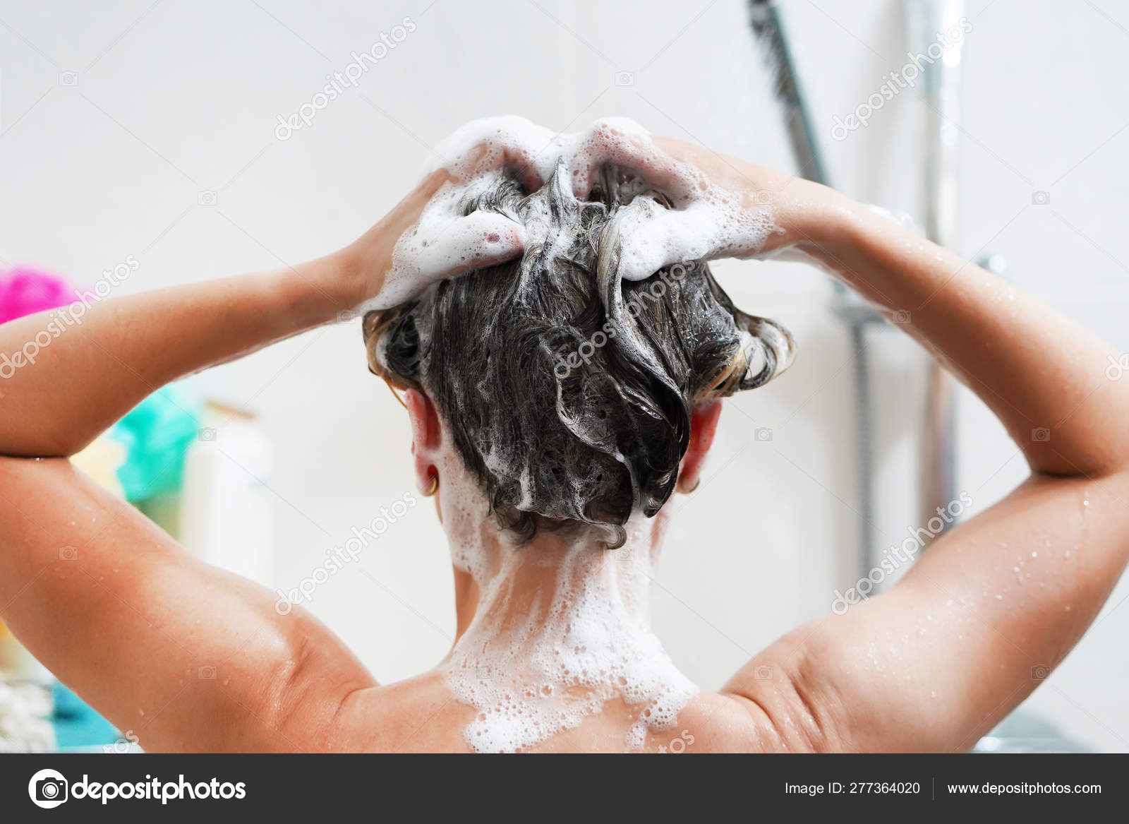 Мыть волосы гелем для душа. Девушка моет голову. Мыть голову каждый день картинка. Мою голову каждый день.