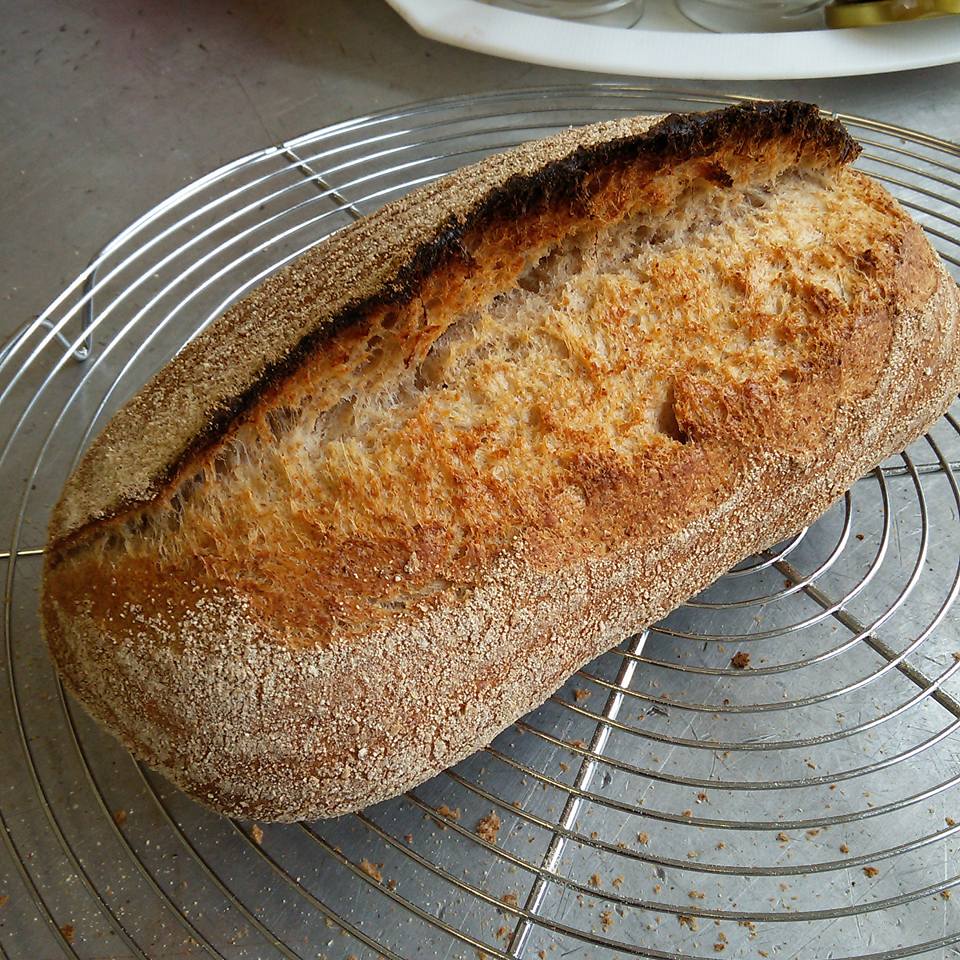 Домашний бездрожжевой хлеб в духовке на закваске. Хлеб белый пшеничный подовый. Хлеб пшеничный бездрожжевой. Пшеничный подовый хлеб на закваске. Хлеб подовый бездрожжевой.