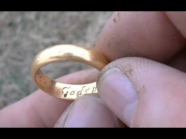 Почему чернеет золотое кольцо на руке. Золотое кольцо найдено. Нашел золотое кольцо металлоискателем. Находки перстней. Потемневшее золото.