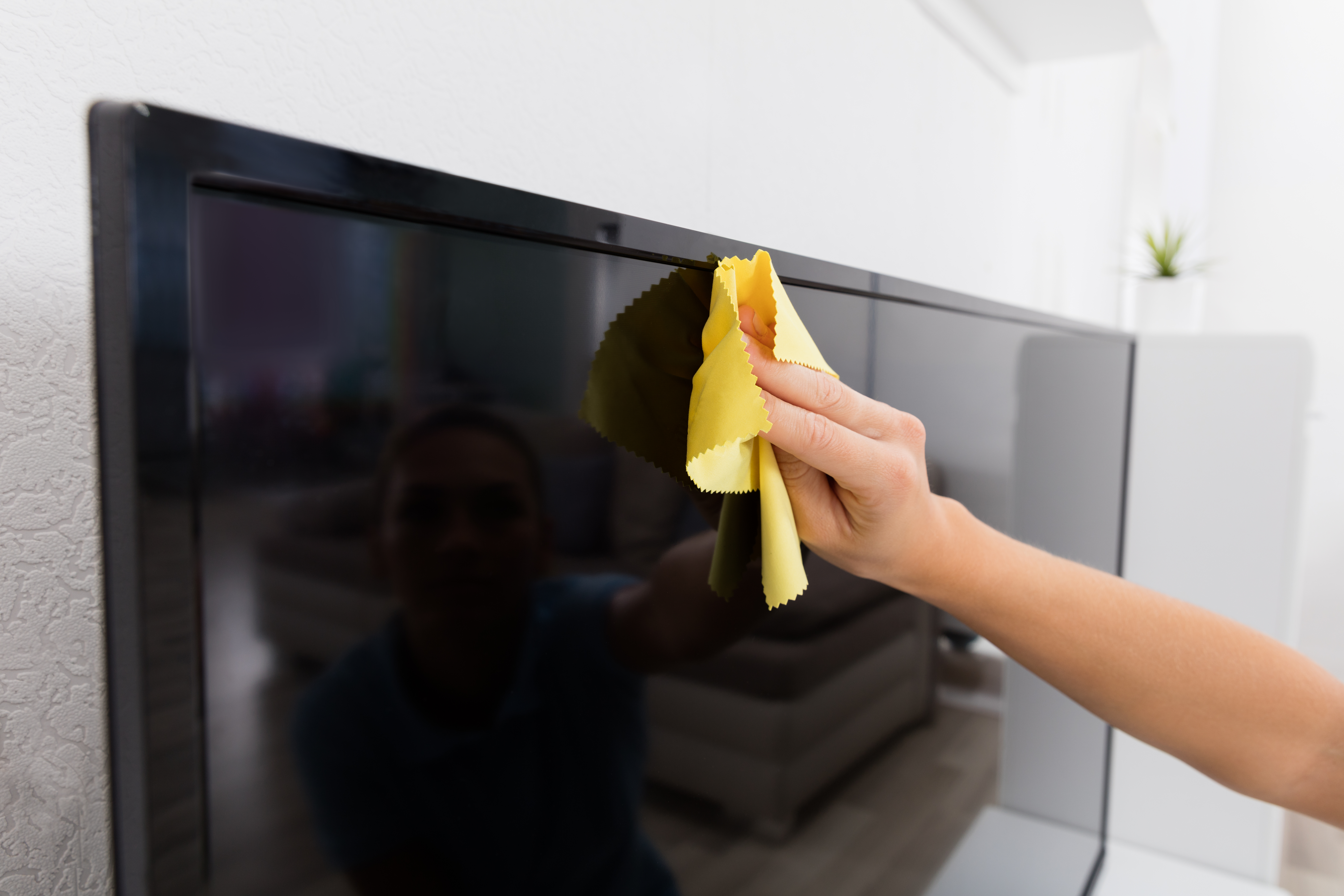Чем можно протереть телевизор в домашних условиях. Тряпка для протирания экранов телевизора. Протирает экран телевизора. Вытирает монитор. Телевизор уборка.