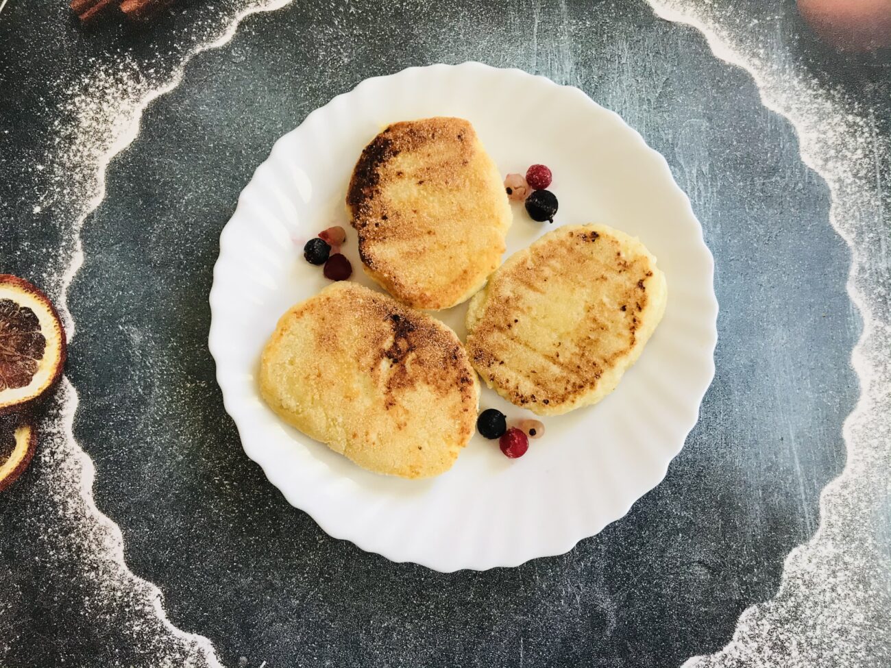 Сырники без манки. Сырники на пару. Сырники с манкой. Сырники с манкой без муки.