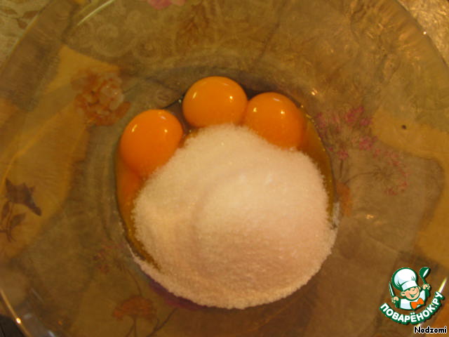 Бисквит с разделением яиц на желтки и белки. Разделение яйца на белок и желток. Холодные яйца. Яйца в пене. Холодные яйца у мужчины