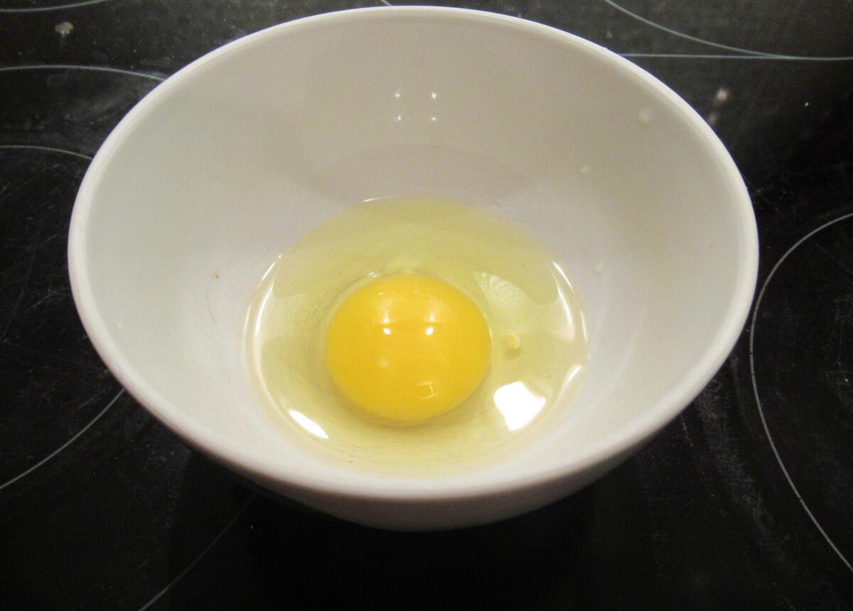Можно варить яйца в микроволновке. Яйцо пашот в скорлупе. Яйцо в микроволновке в скорлупе. Сырые взболтанные яйца. Яйца в СВЧ В скорлупе.