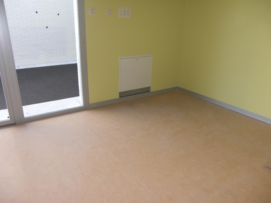 перед укладкой нового линолеума на старый нужно убрать мебель