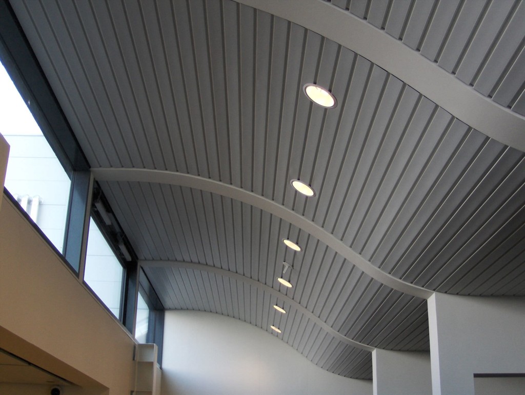 Из алюминиевых реек можно создавать потолки в необычной причудливой форме